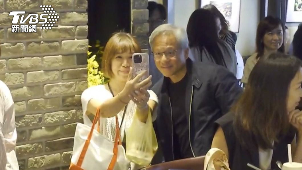 黃仁勳現蹤春水堂,民眾搶合照。(圖/TVBS)