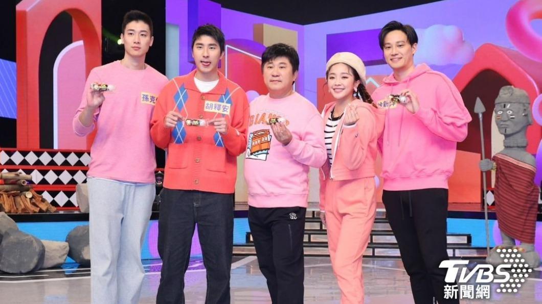 胡瓜(左3)與賴慧如(左4)共同主持。(圖/TVBS資料照)