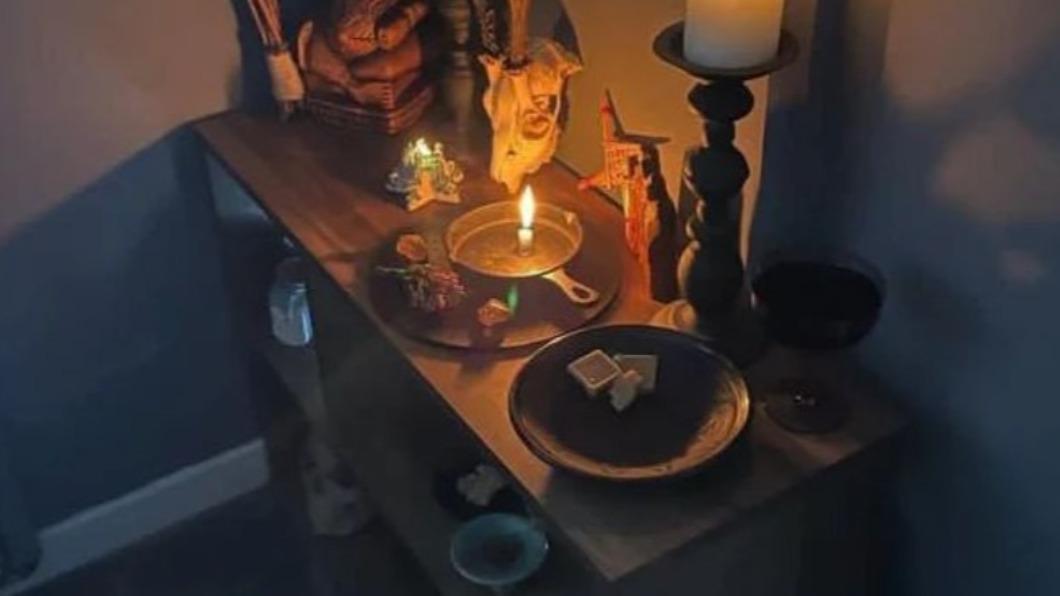 湯普森偶爾會分享自己的咒語。(圖/翻攝自@the_barefoot_witch IG)