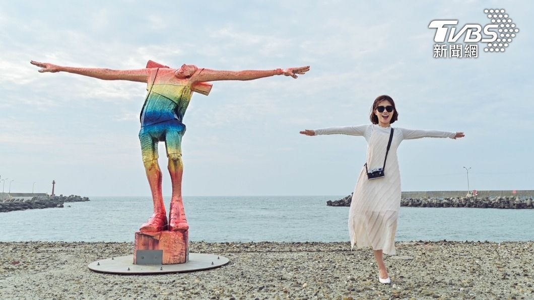 高市府發言人周璟瑜與「旅途之海」藝術作品合照 (照片:高市新聞局提供)