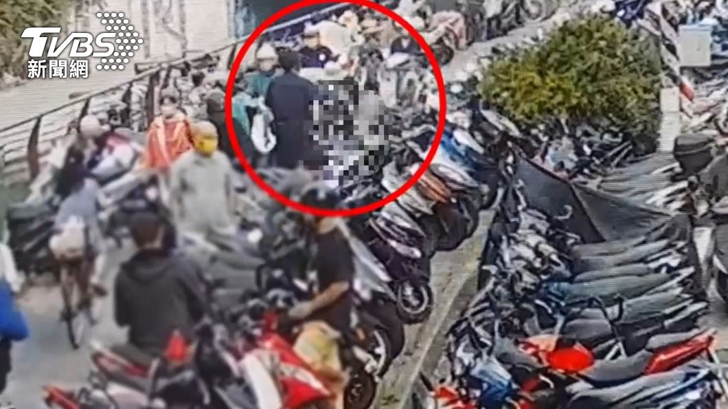 警方將阿嬤帶回警局偵辦。（圖／TVBS）