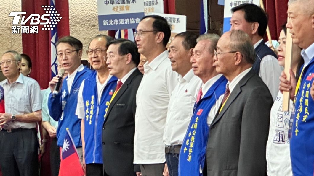 國民黨主席朱立倫、總統參選人侯友宜今(19)日出席中華民國警系挺侯後援總會成立大會。(圖/林至柔攝)