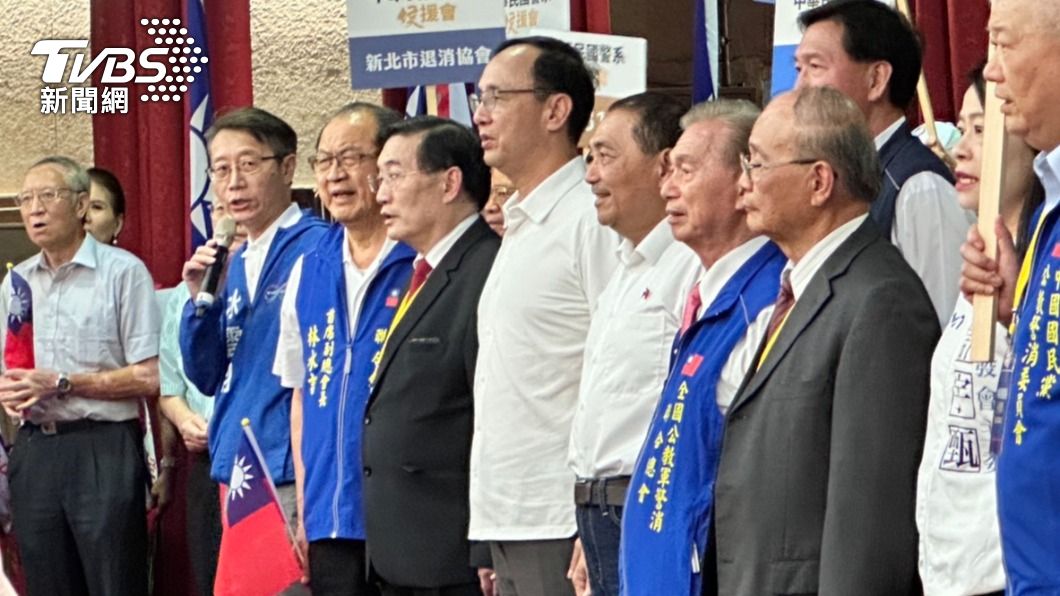 國民黨主席朱立倫、總統參選人侯友宜今（19）日出席中華民國警系挺侯後援總會成立大會。（圖／林至柔攝）