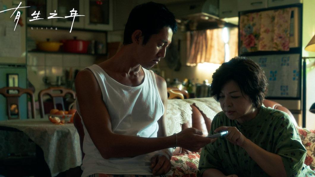 吳慷仁與楊貴媚母子對戲自然又生動。(圖/八大提供)