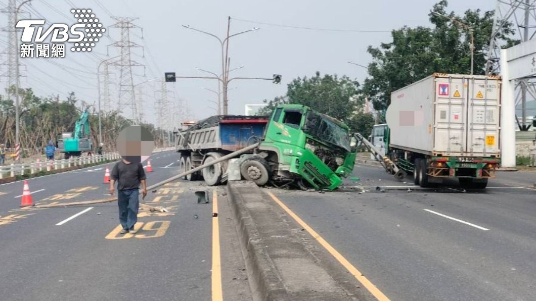 高雄神奇車禍!曳引車爆胎撞分隔島全爛 駕駛毫髮無傷