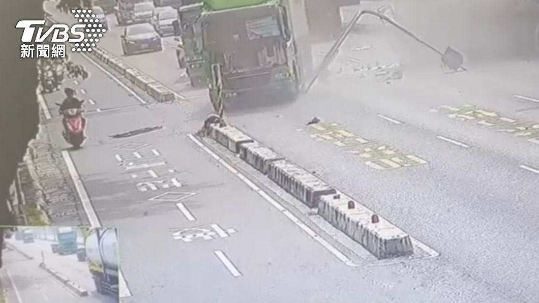 貨櫃車閃避不及，當場被倒下的燈桿砸中。（圖／TVBS）