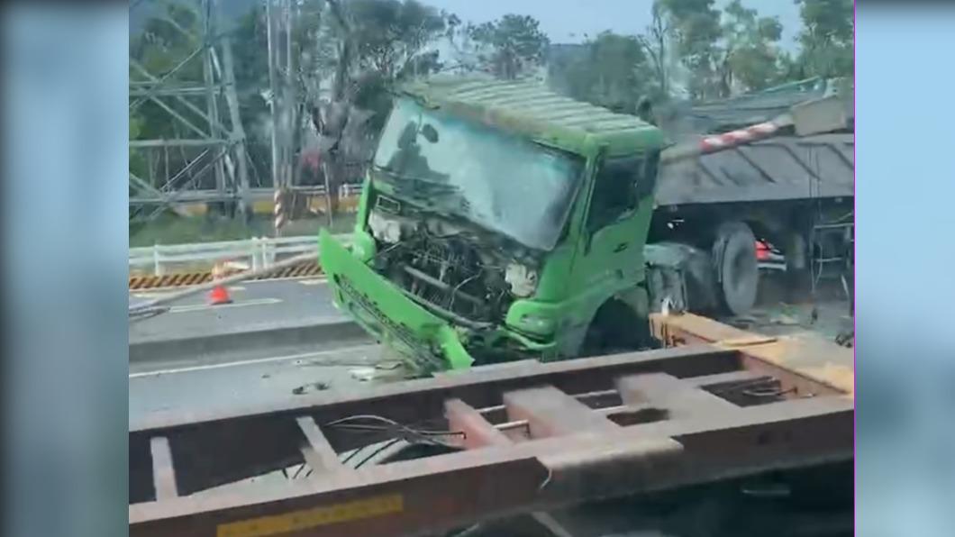 曳引車「車頭毀損嚴重」。（圖／翻攝自記者爆料網）