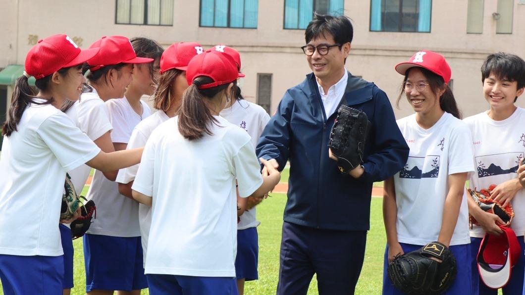 雄女初登黑豹旗 陳其邁到校一起練傳接球勉勇敢追夢