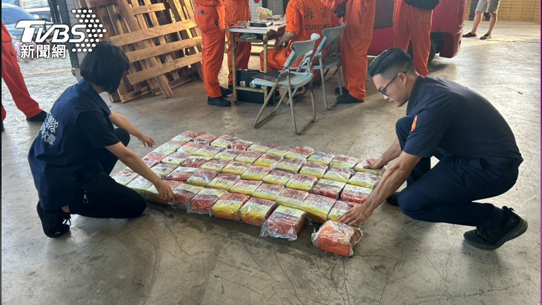 警方在石棺內找到安毒、大麻花等毒品。（圖／TVBS）