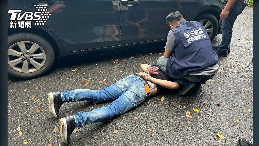 警方逮捕走私集團成員。（圖／TVBS）