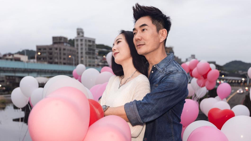 任賢齊新歌〈你也在這裡〉流露男人的柔情，更難得和女主角有親密戲碼。（圖／相信音樂提供）