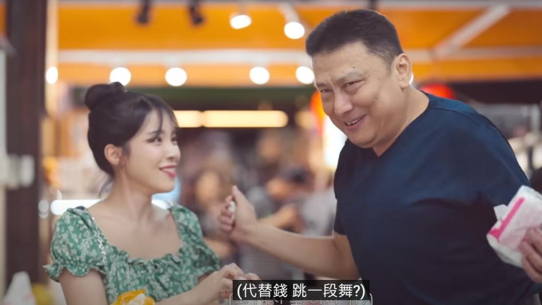 老闆不但請客吃冰,還在她面前秀了一段舞,逗樂李多慧。(圖 / 翻攝自YouTube)