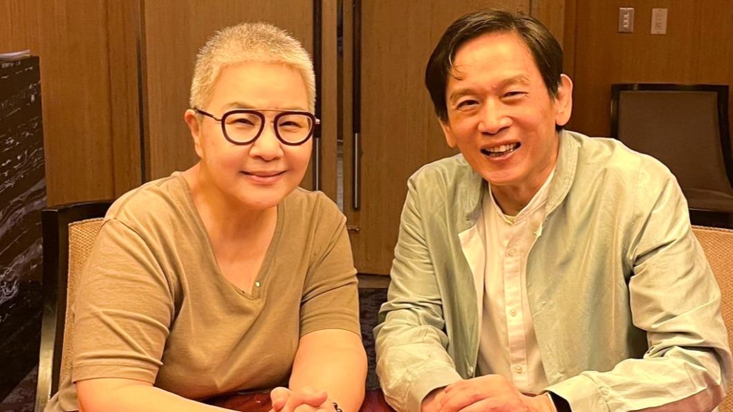 殷正洋(右)和美食家胡天蘭昨出席公益活動,陪伴偏鄉長輩共度午餐。(圖/門諾會醫療財團法人提供)
