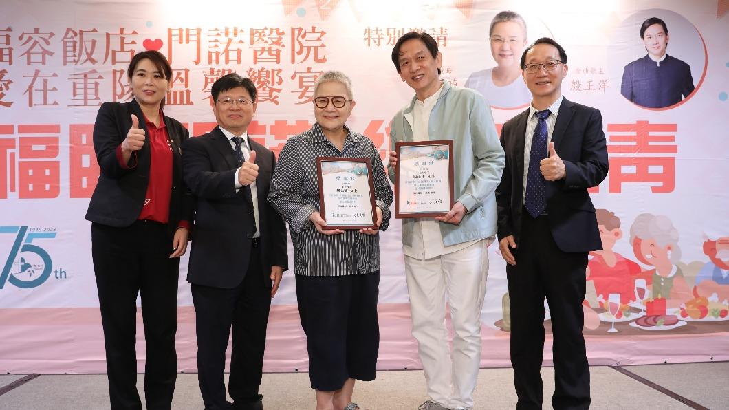 殷正洋(右二)坦言在疫情期間曾想退休,接下來只想為公益而唱。(圖/門諾會醫療財團法人提供)