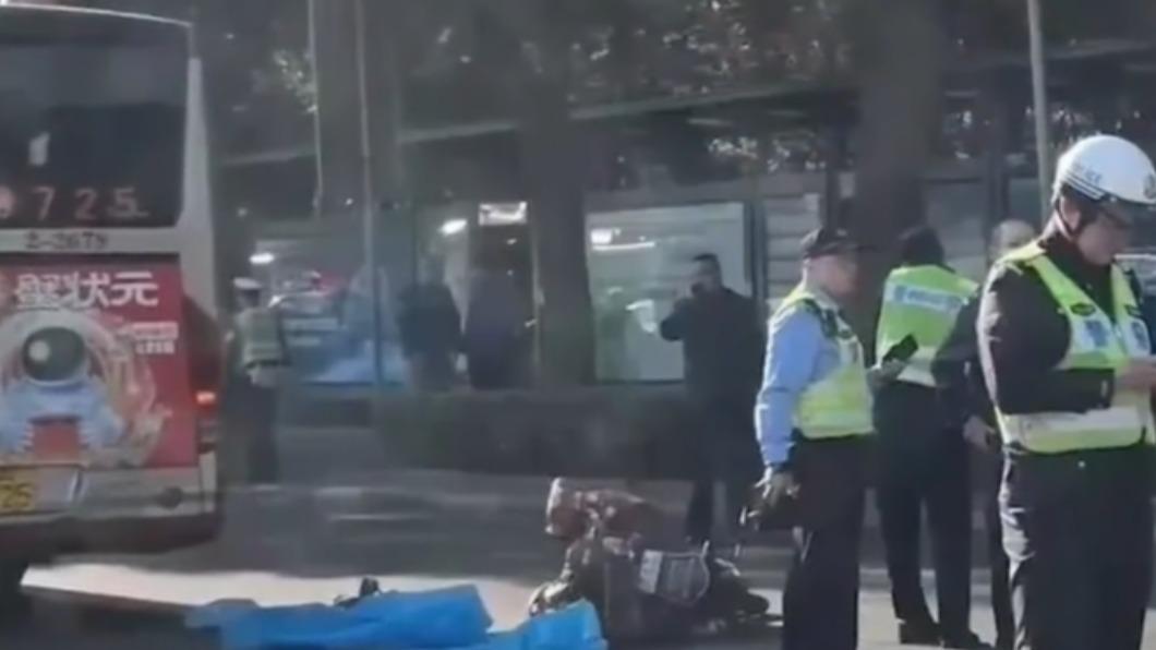 路邊違停突開門!陸女童被擊落「下秒公車輾爆頭」 民眾曝可怕一幕