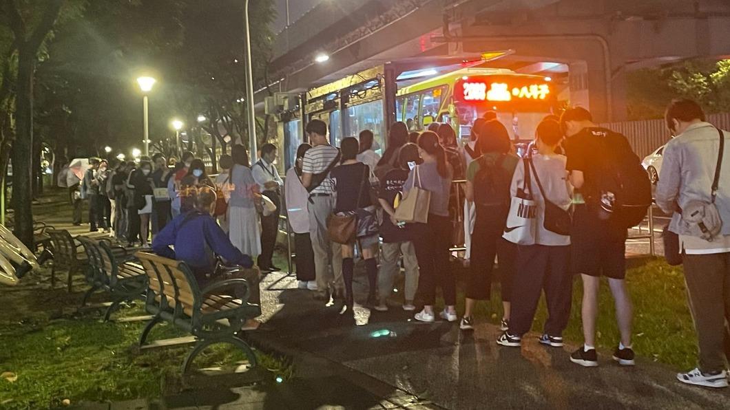 台塑5千人進駐內湖!超長「等公車人龍」曝 議員痛批:莊孝維嗎