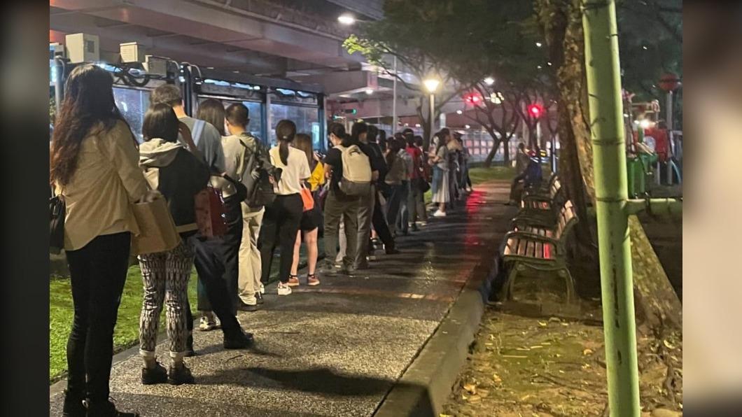 公車人龍排了好幾尺。(圖/翻攝自李明賢 -阿賢之聲 臉書)