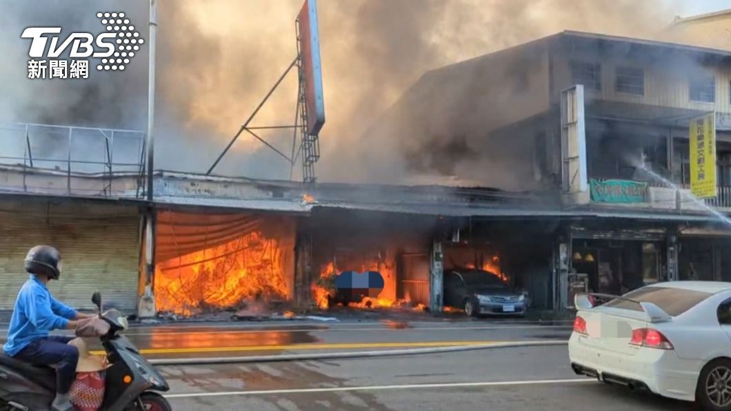 快訊／黑煙竄天際！高雄香舖店「全面燃燒」爆炸聲不斷