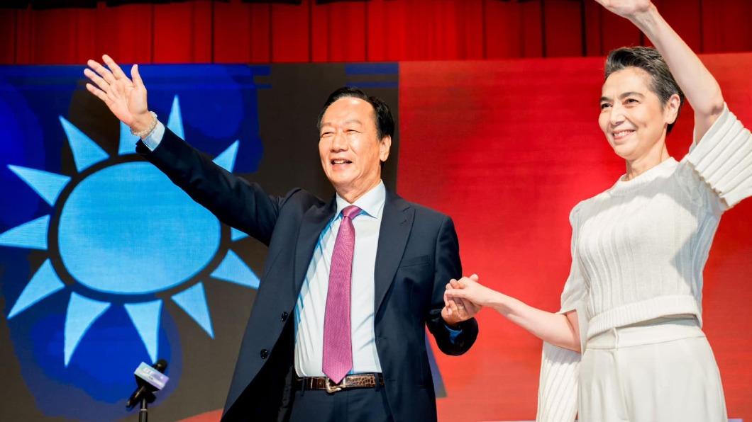 賴佩霞(圖右)順利放棄美國籍,並取得相關證明文件。(圖/翻攝自郭台銘臉書)