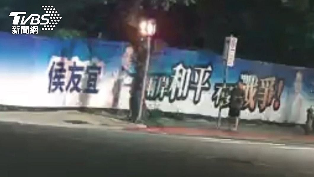 2人犯案過程全被監視器拍下。(圖/TVBS)