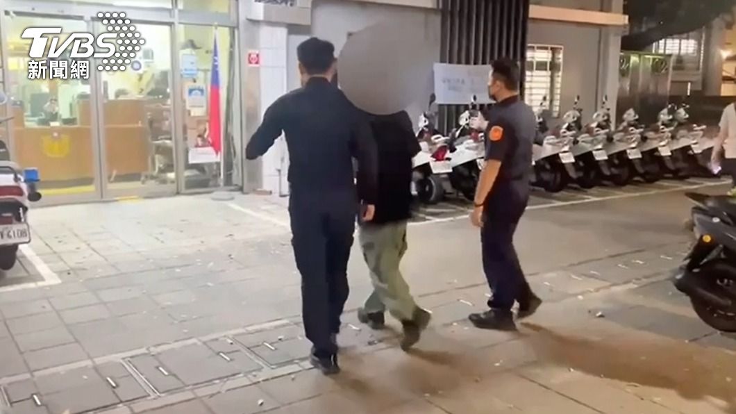 警方逮捕塗鴉男子。(圖/TVBS)