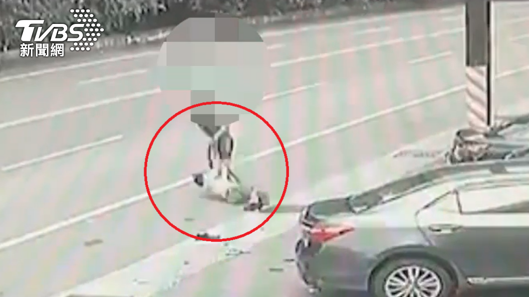 男子包裡裝百萬!遭當街行搶還拖行馬路 3賊逃台中全栽了