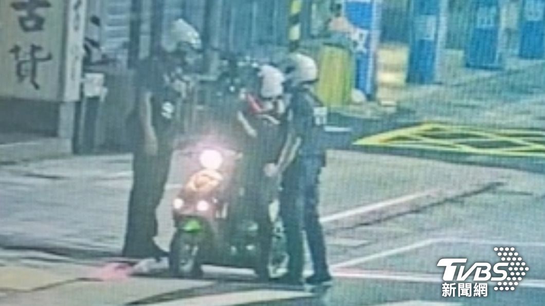 警方盤查時隨即聞到濃濃酒味。(圖/TVBS)