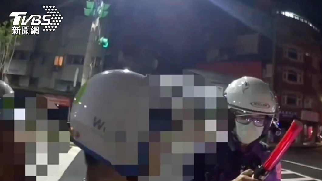 醉騎士落網酒測值0.33,後座乘客連坐罰。(圖/TVBS)