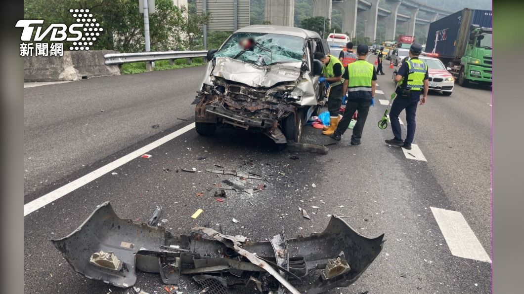 國道稍早傳出追撞事故,駕駛受困車內,警消到場搶救。(圖/TVBS)
