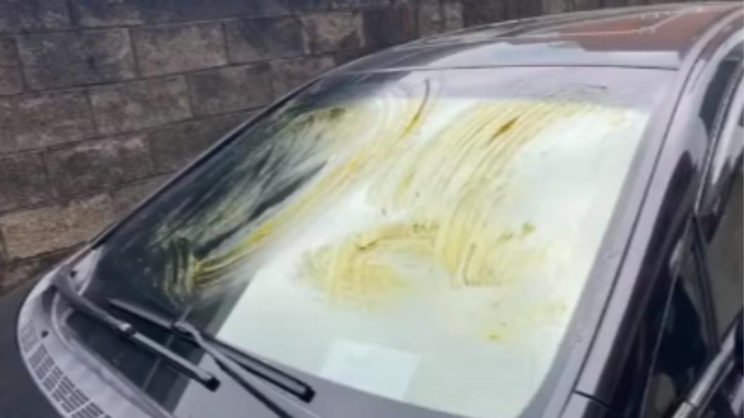 愛車停竹北慘遭「塗黃油」!車頂、擋風玻璃全遭殃