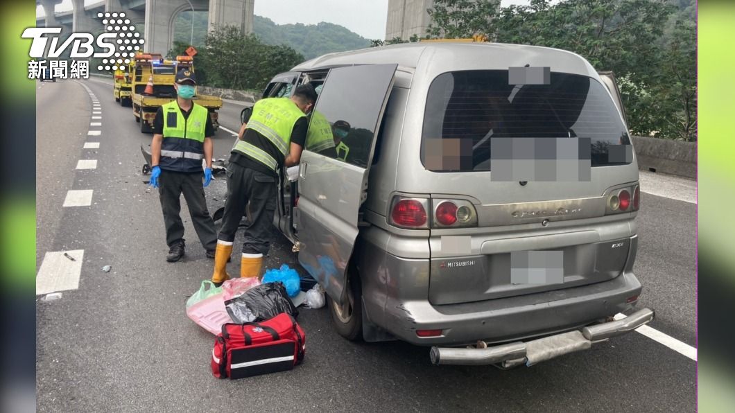 國道稍早傳出追撞事故,駕駛受困車內,警消到場搶救。(圖/TVBS)