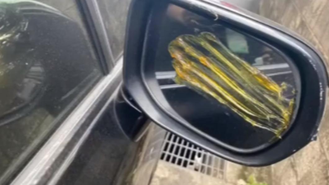 車輛的後照鏡被塗上厚厚的黃油。(圖/翻攝自記者爆料網)