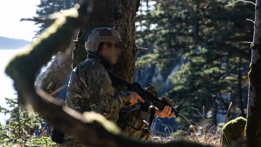 正在阿拉斯加進行訓練的美軍海豹部隊成員,五角大廈釋出的照片,就有將臉部模糊處理。(圖/翻攝自美軍DVIDS系統)