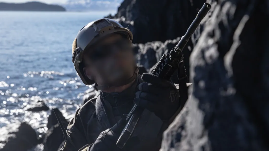 正在阿拉斯加進行訓練的美軍海豹部隊成員,五角大廈釋出的照片,就有將臉部模糊處理。(圖/翻攝自美軍DVIDS系統)
