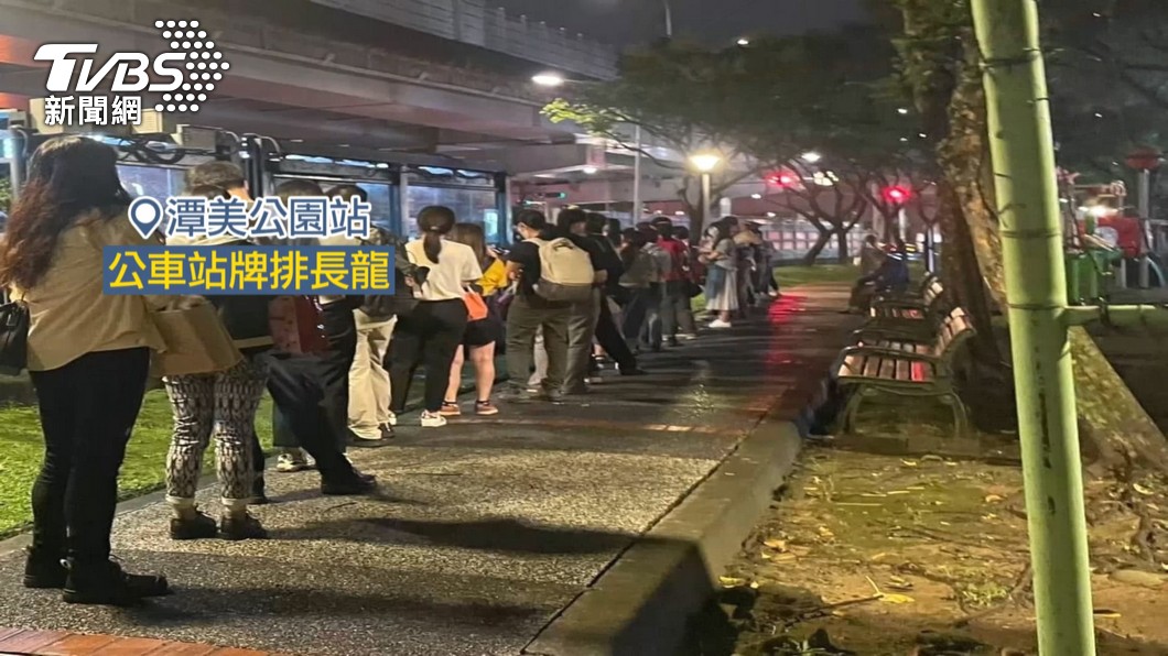 內湖出現排隊等公車人龍。(圖/TVBS)