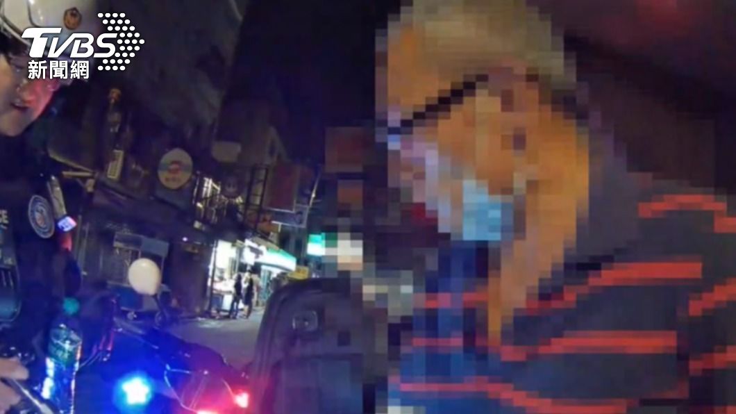 警方發現騎士走路姿勢相當奇怪。(圖/TVBS)