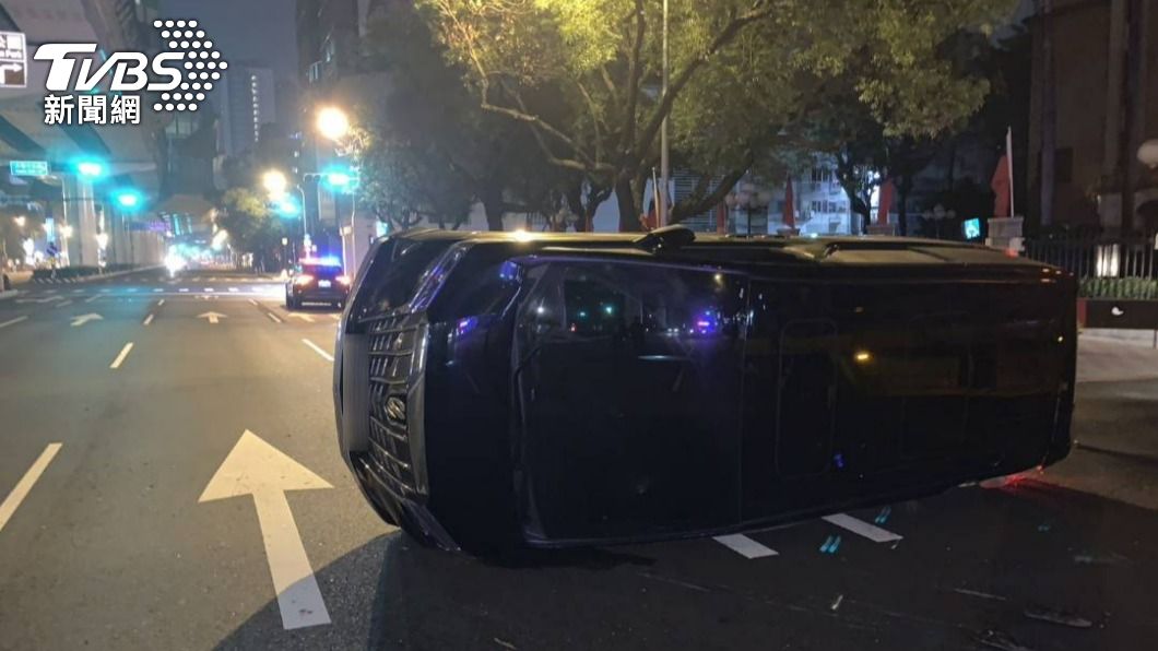 老闆座車「阿法」台中自撞路燈燈罩被撞落 車橫躺路口駕駛離奇消失