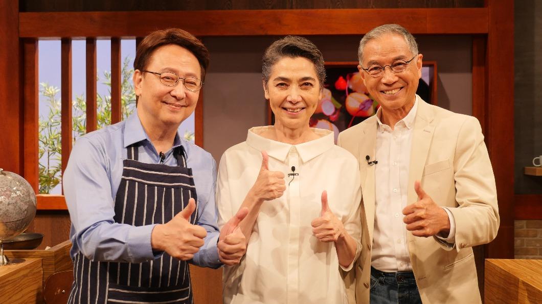 李四端(左起)訪問賴佩霞和謝志鴻夫婦。(圖/MOMOTV提供)