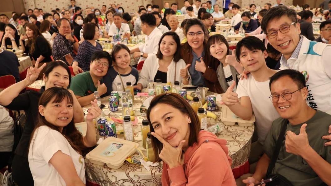 賴清德的屏東競選總部舉辦募款餐會。（圖／翻攝自鍾佳濱臉書）