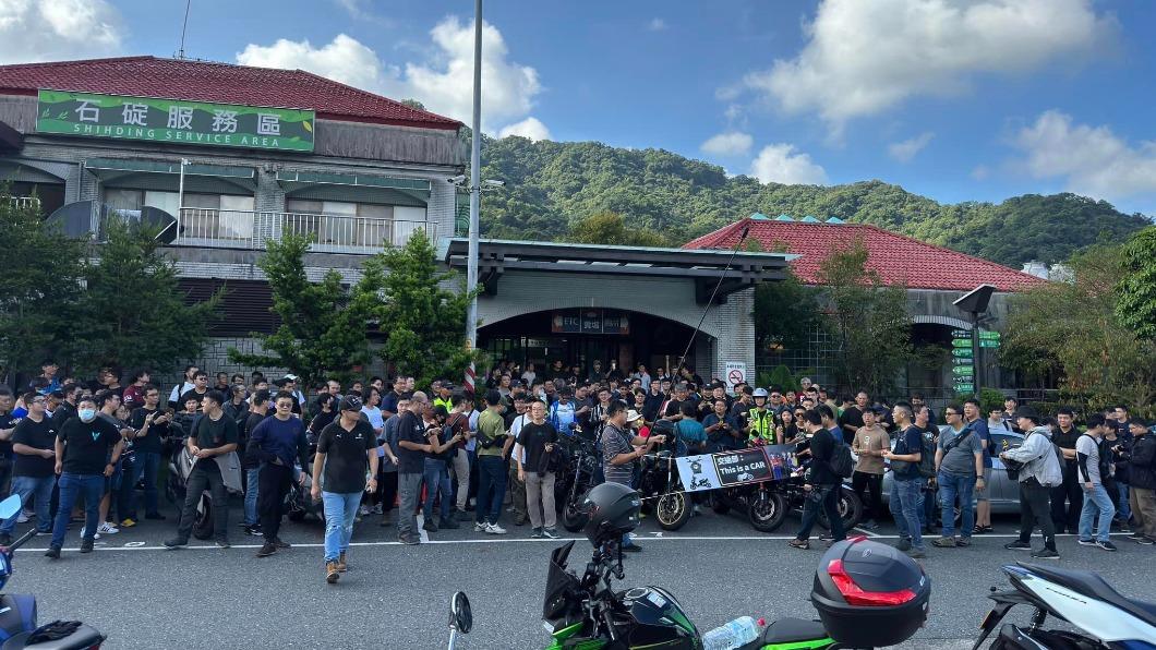 重機團體再號召「停車大富翁」!22日改汽車占滿石碇服務區