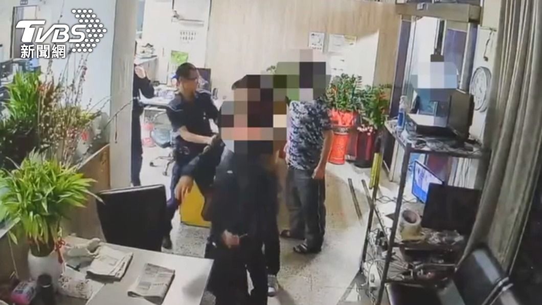 警方成功制伏3名男子。(圖/TVBS)