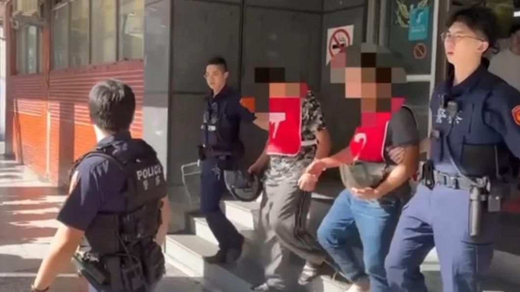 警方迅速合力反制,將三人逮捕,依聚眾妨害公務罪嫌移送法辦。(圖/基隆市警察局提供