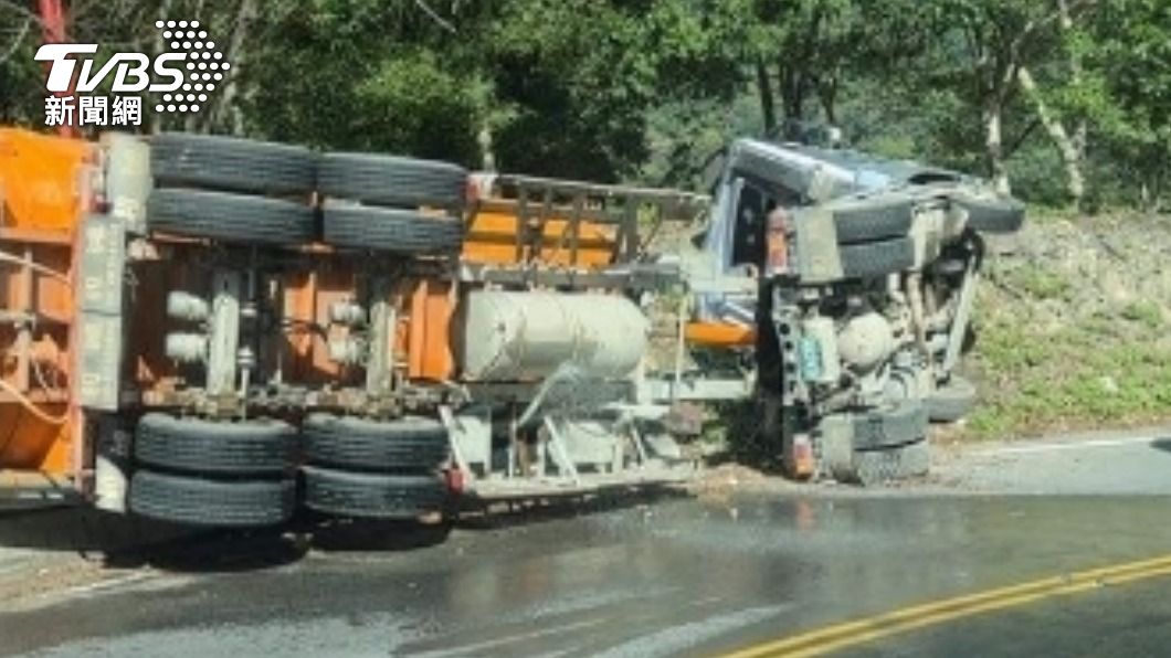 台14線77K下坡路段 砂石車失控自撞翻覆