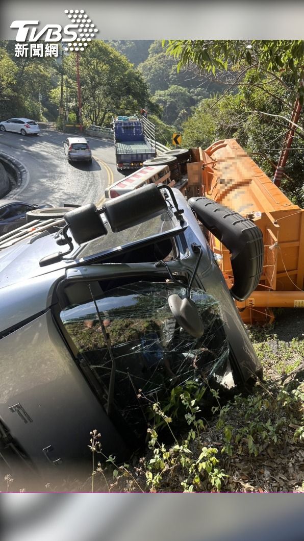 台14線77K 砂石車失控撞翻  畫面來源:記者爆料網