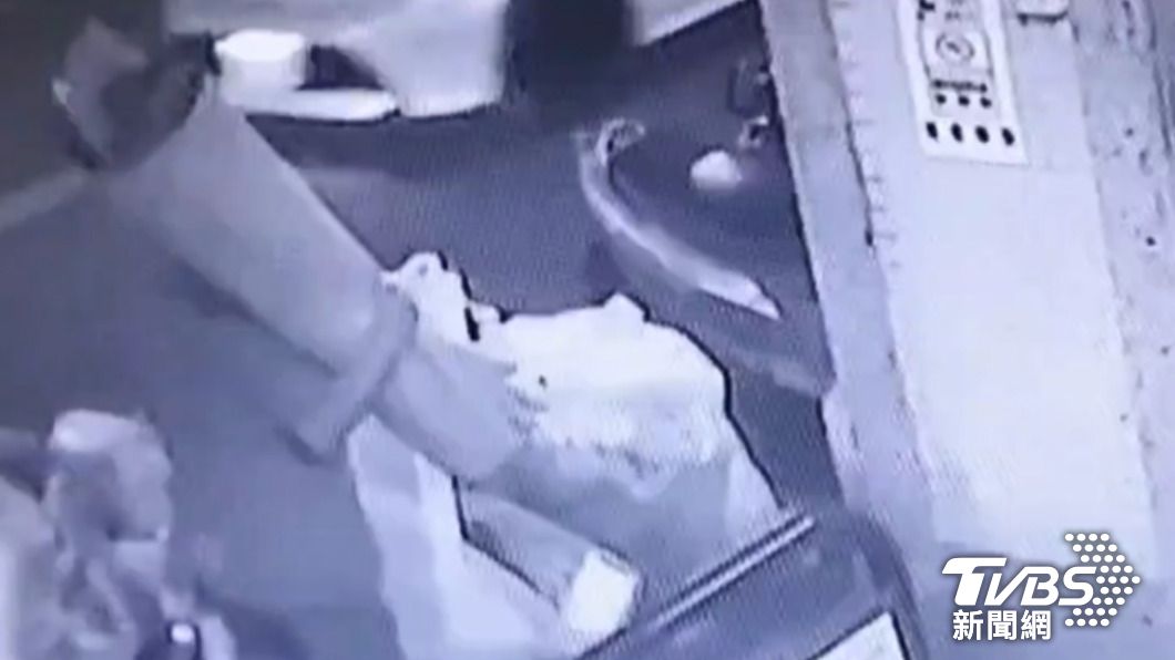 獨家/好心幫社區丟草蓆 竟挨告妨害公務 男控清潔隊尾隨