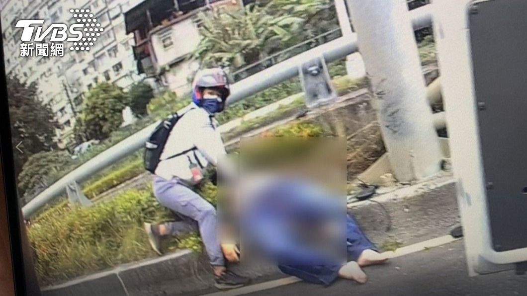 救護志工為自撞的外送員急救。（圖／TVBS）