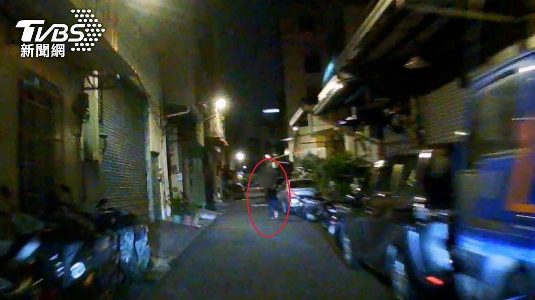 藍男一看到警車就快跑。(圖/TVBS)