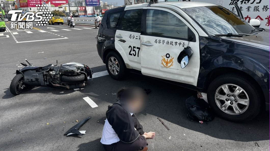 警察鳴笛追竊賊!路口遇機車攔腰撞 騎士、乘客重摔傷