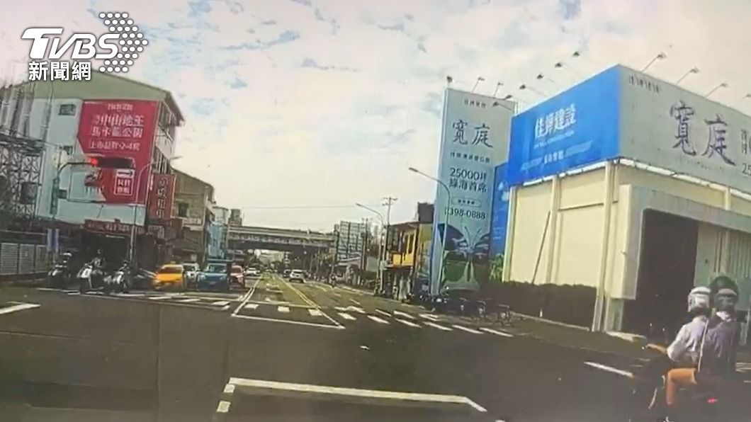當時巡邏車鳴笛通過該路口。(圖/TVBS)