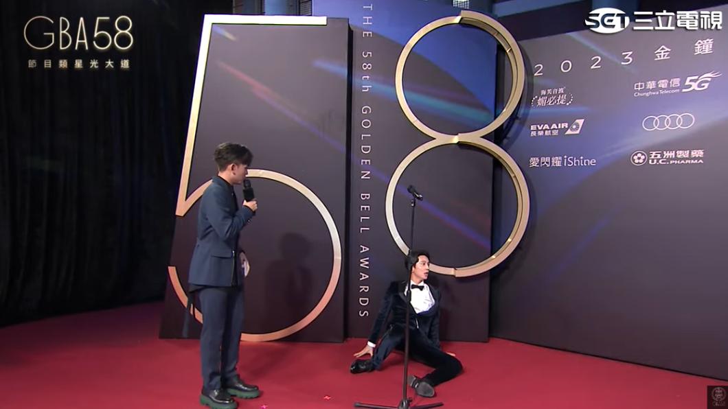 高志跌倒逗樂網上觀眾。（圖／翻攝自金鐘獎 Golden Bell Awards YT頻道）